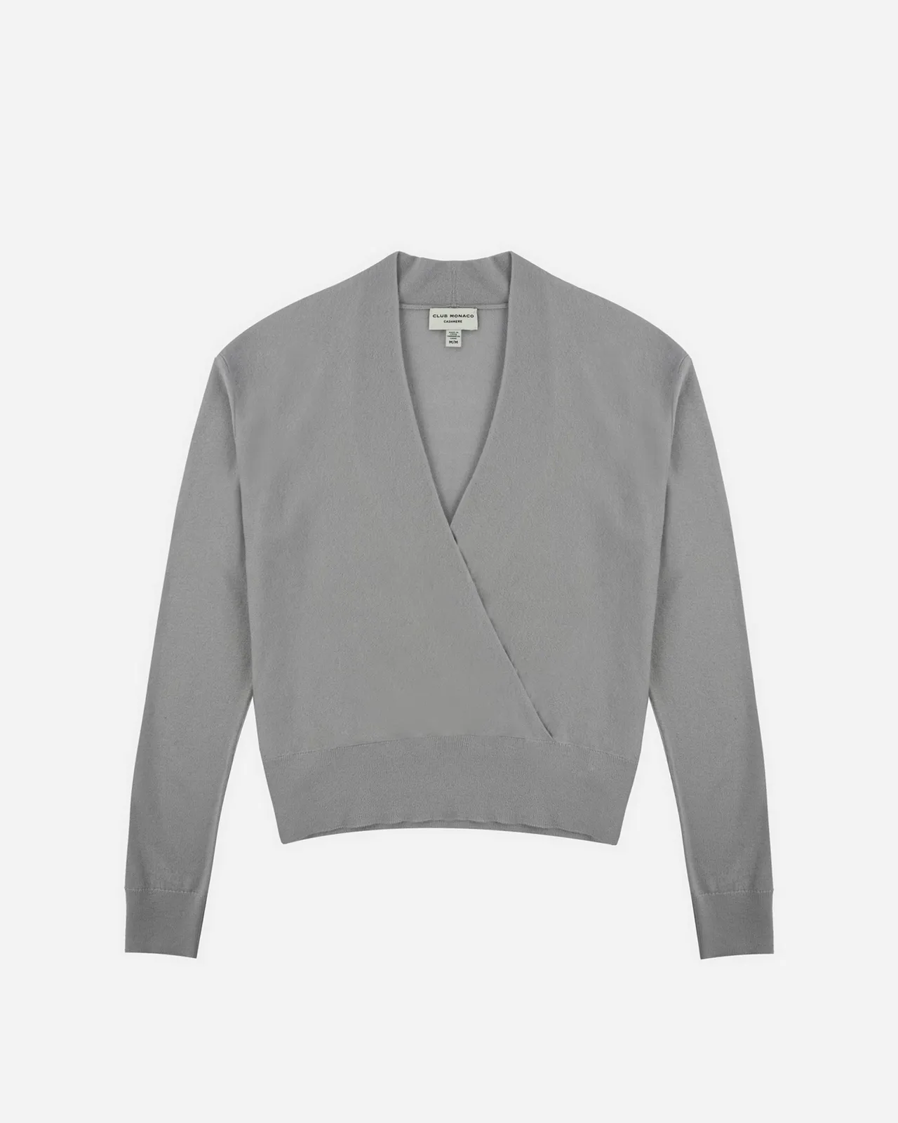 Club Monaco灰藍喀什米爾毛衣交疊針織上衣,1萬9900元。品牌提供