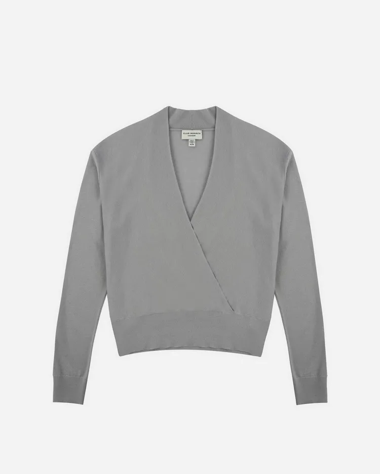 Club Monaco灰藍喀什米爾毛衣交疊針織上衣，1萬9900元。品牌提供