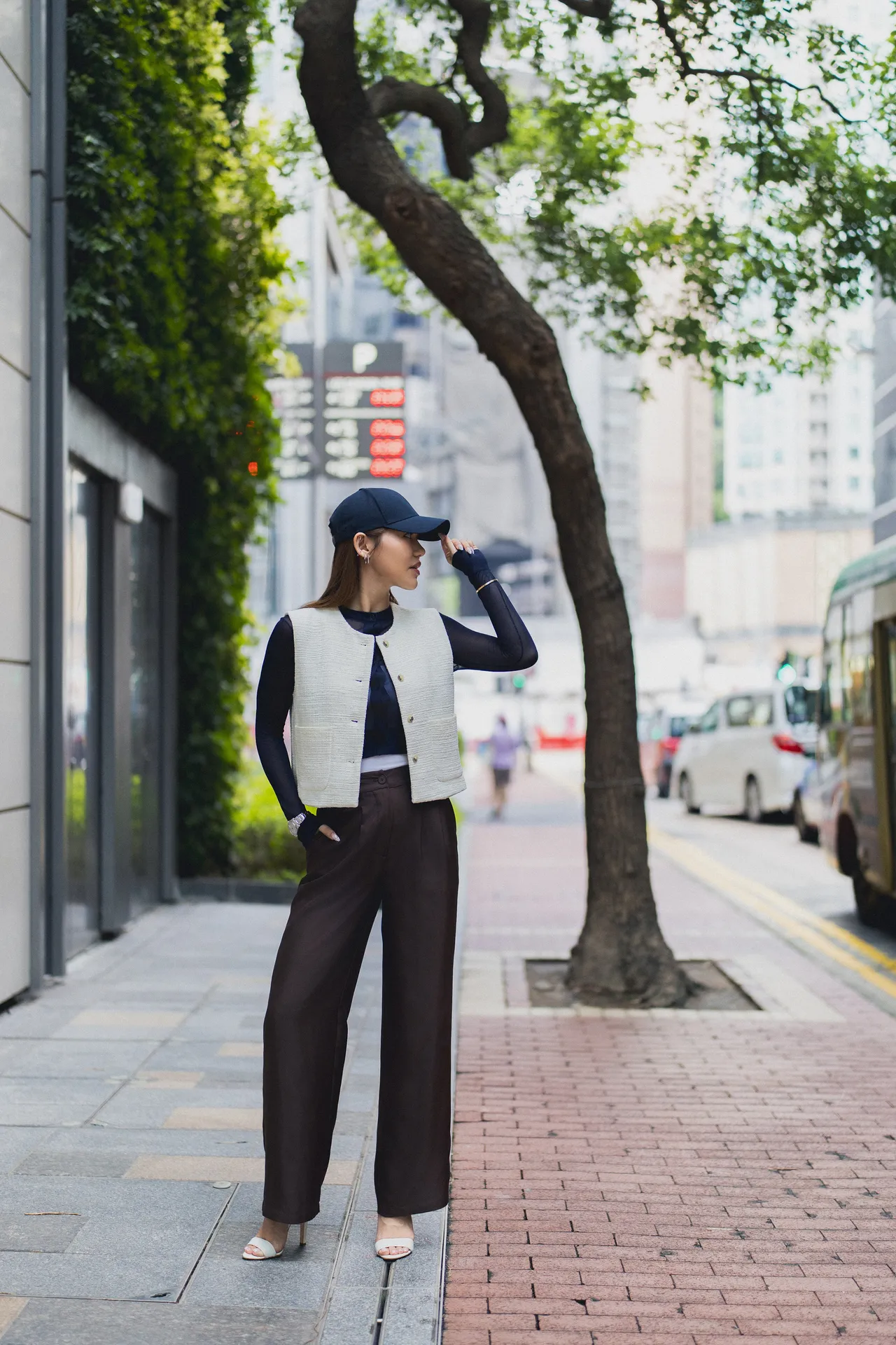 粗花呢背心與俐落西裝褲的搭配優雅又不失幹練。品牌提供