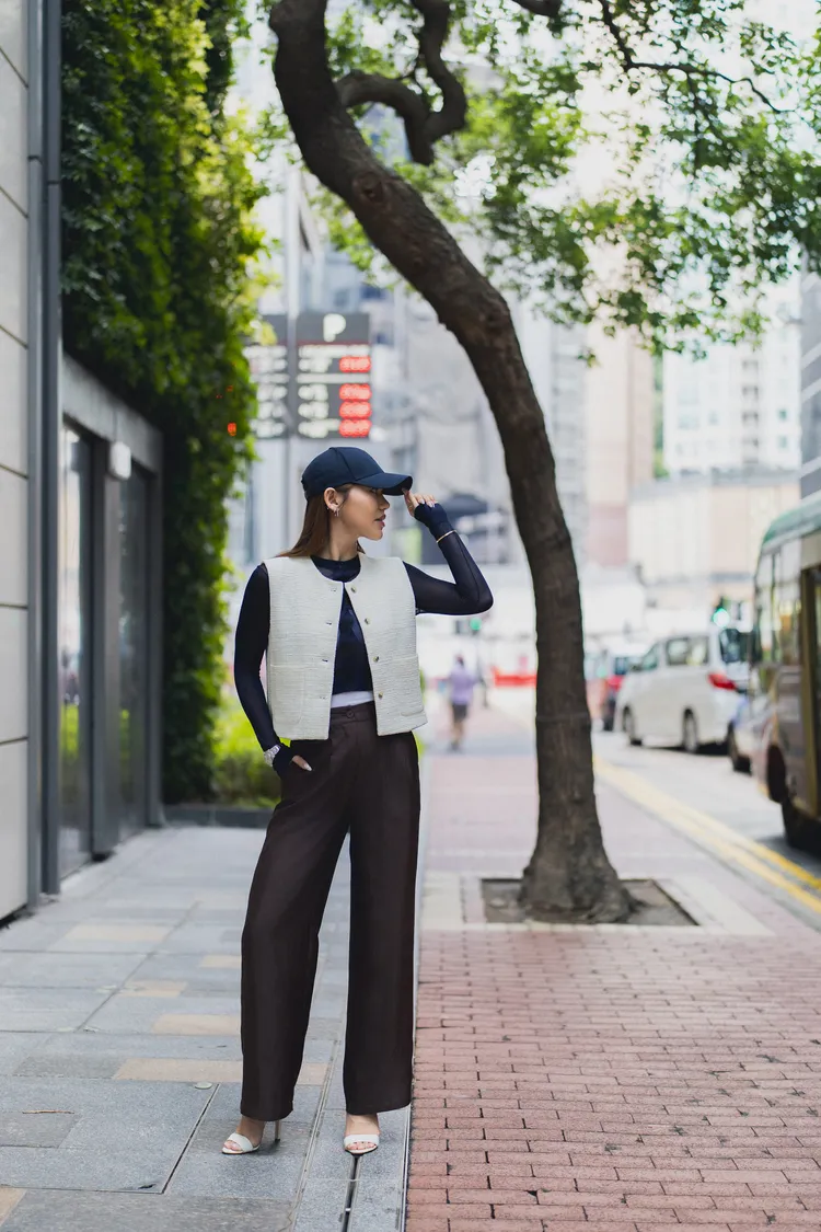 粗花呢背心與俐落西裝褲的搭配優雅又不失幹練。品牌提供