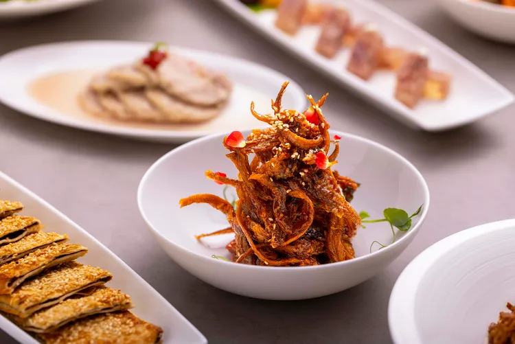 點秋蟹饗宴三道中任一道，贈鳳尾子魚一份。國聯大飯店提供