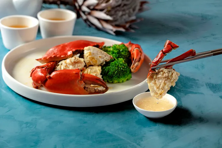 「清蒸肥蟹」搭配薑、糖和白醋等特製佐料食用，呈現原始的自然鮮甜。國聯大飯店提供