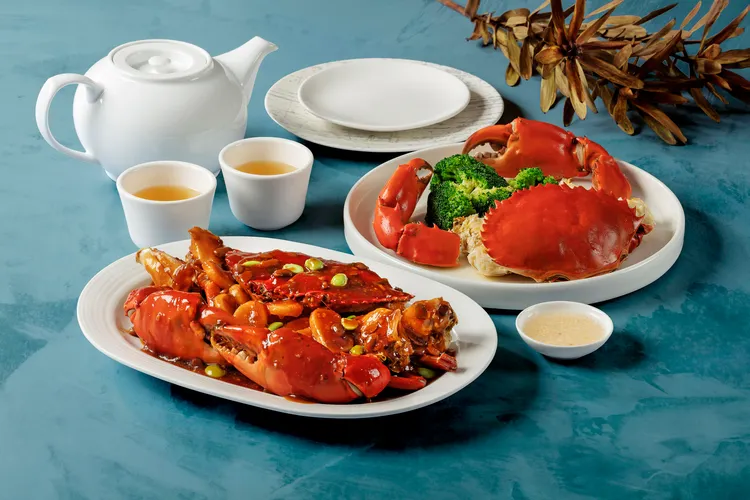 北馥樓即日起推出「醬爆沙公年糕」（左）、「清蒸肥蟹」（右）等４道限定蟹餚，售價1580元起。國聯大飯店提供