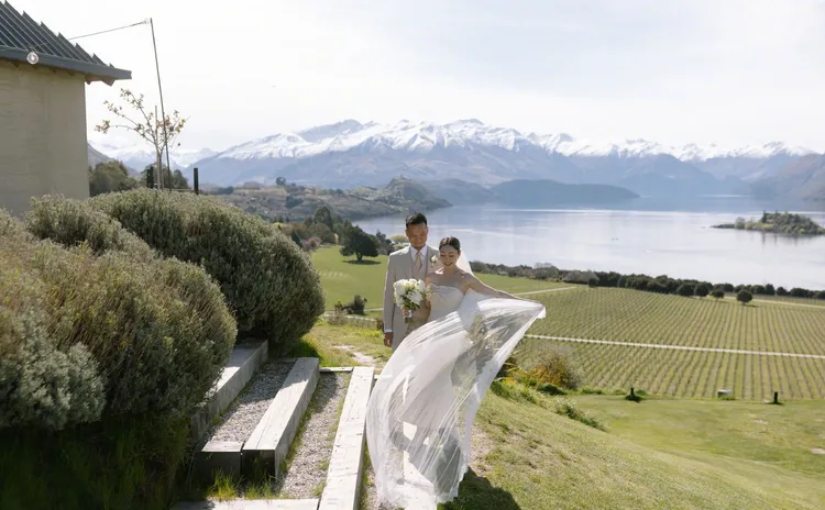 胡定欣與醫生老公在山水美景下成婚。翻攝胡定欣微博