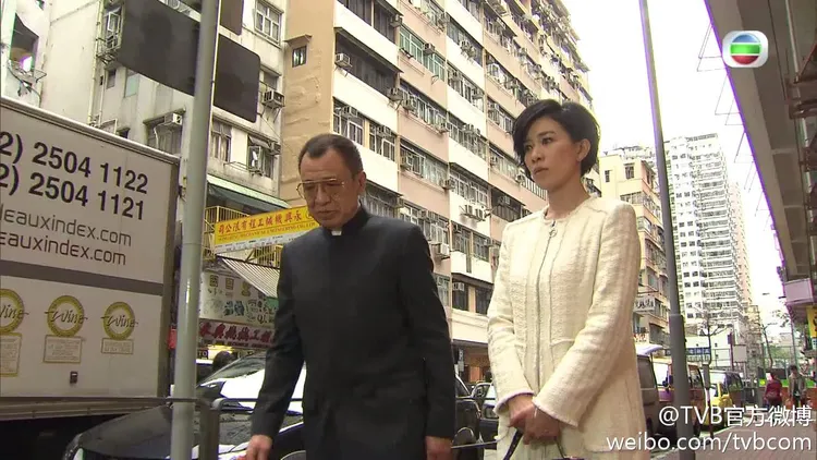 許紹雄（左）和乾女兒佘詩曼合作多部戲，《使徒行者》的歡喜哥是經典角色之一。翻攝TVB官方微博