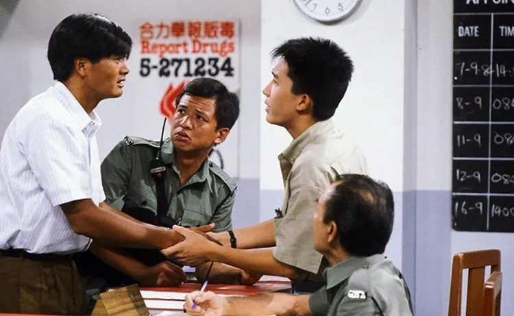 許紹雄（左二）在《新紮師兄》飾演梁朝偉（右二）的舅舅，和周潤發（左）也有對手戲。翻攝香港電影懷舊微博