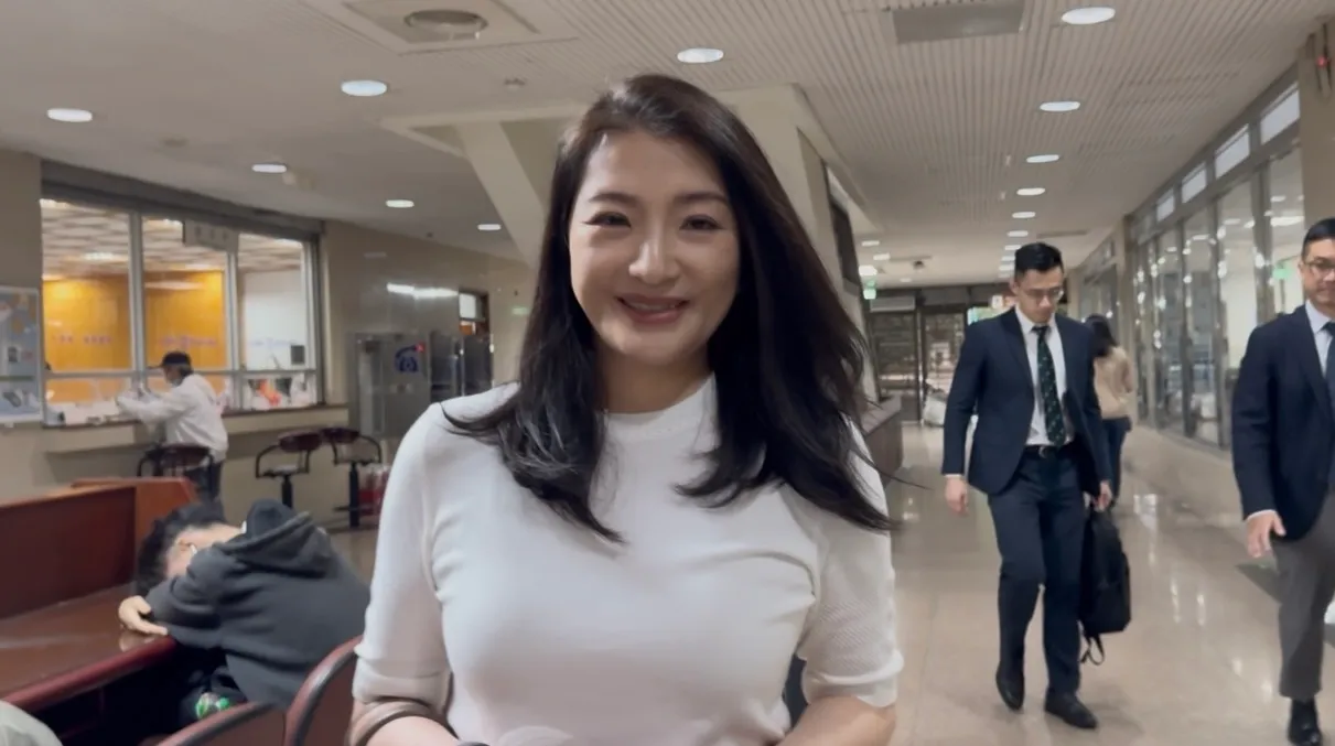 林妻王婉玲今日现身出庭。谢亚庭摄