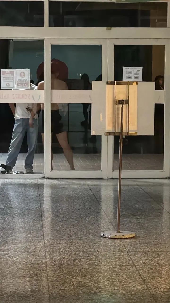 醉男隨尾靜宜女大生進入學校女生宿舍，還脫到只剩內褲。翻攝Dcrad