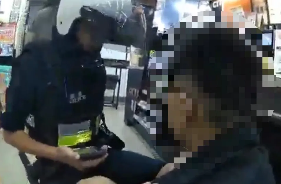 警方盘查发现男子是通缉犯。翻摄画面