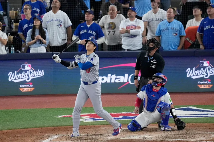 大谷翔平(左)在世界大赛首战敲出2分全垒打。美联社