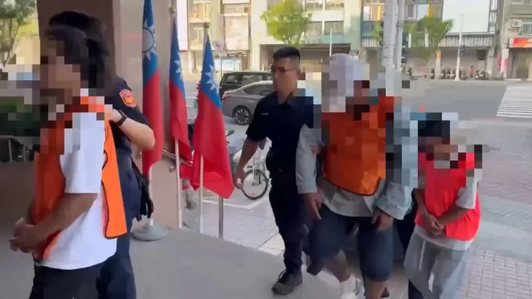 印尼移工酒後在馬路上開打，警方全部移送法辦。翻攝畫面