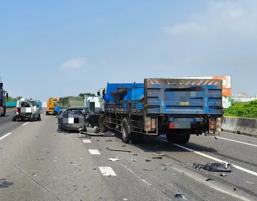 國道仁德段5車連環撞釀6人輕傷!疑因大貨車未保持行車安全距離