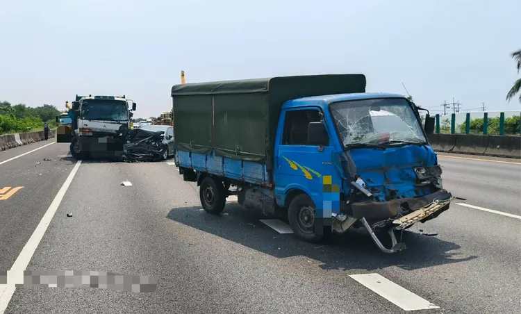 大貨車疑因未保持行車安全距離，造成5車連環撞。翻攝畫面