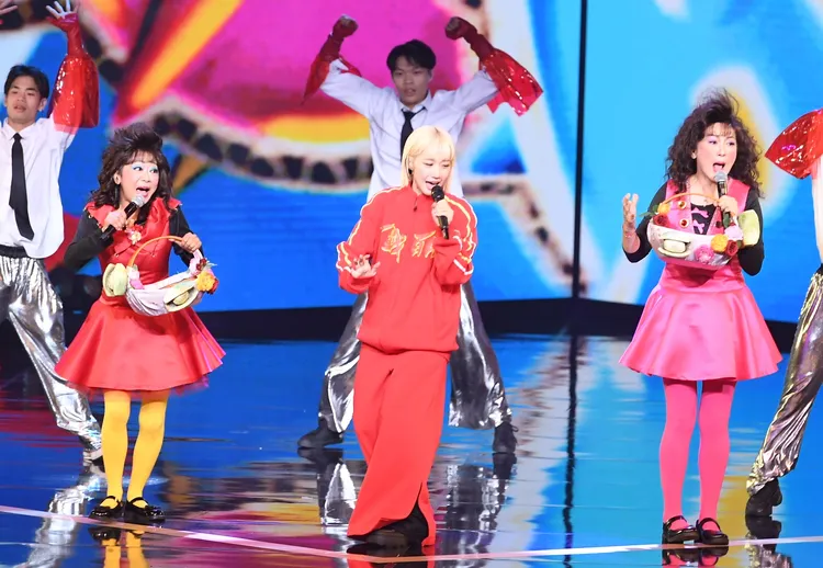 主持人Lulu與「檳榔姐妹花」曹蘭與姚黛瑋為金鐘獎頒獎典禮拉開序幕。三立提供