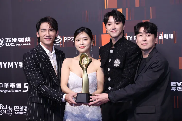 《廚師的迫降：客家廚房》温昇豪、江宏傑及韓國女生Judy領奬。莊宗達攝