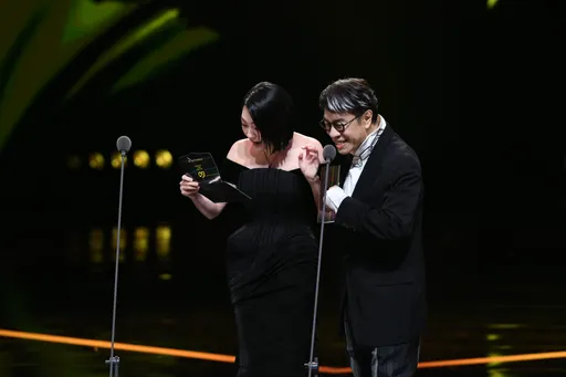 金鐘總得獎名單|「姐,罩我」有效!小S又笑又哭搭派翠克奪綜藝主持人獎