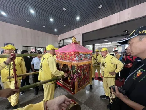 白沙屯妈祖「指路」进竹县府祈福 县府员工及信众惊喜连连