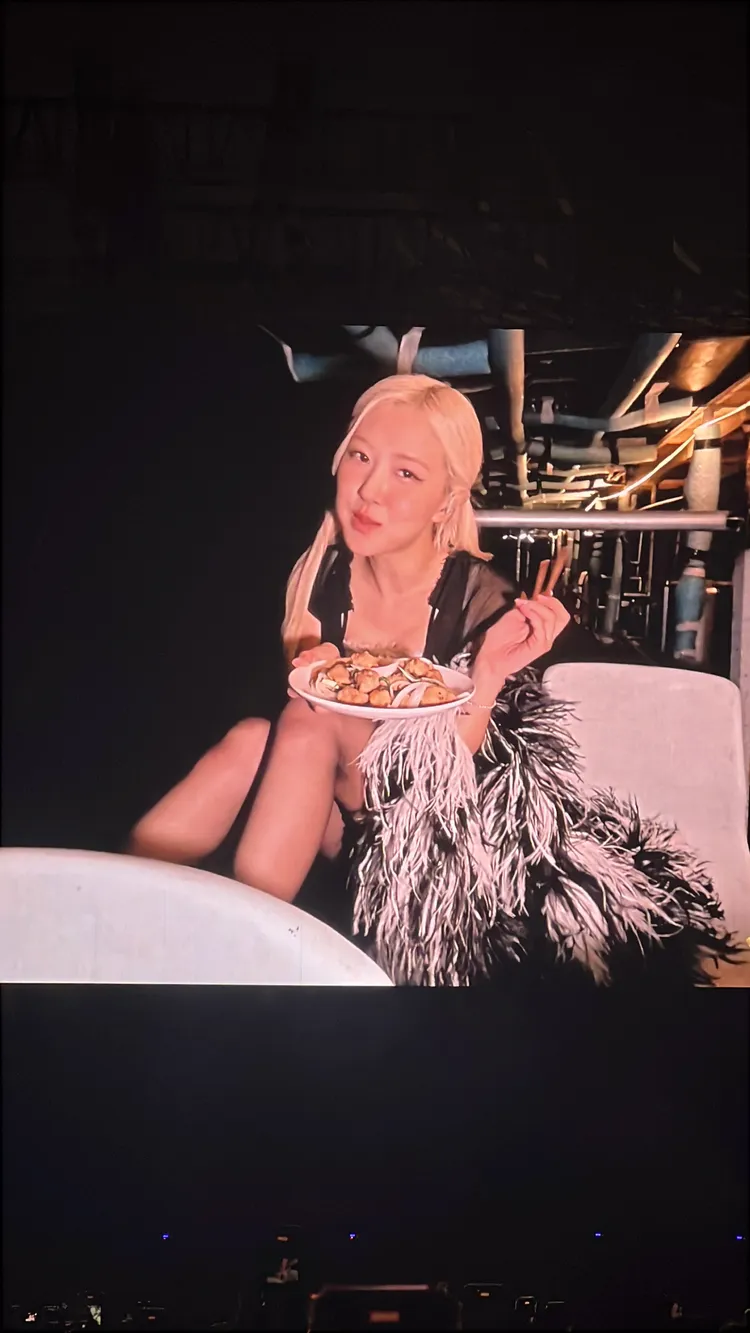 ROSÉ今天改吃鹽酥雞。讀者提供