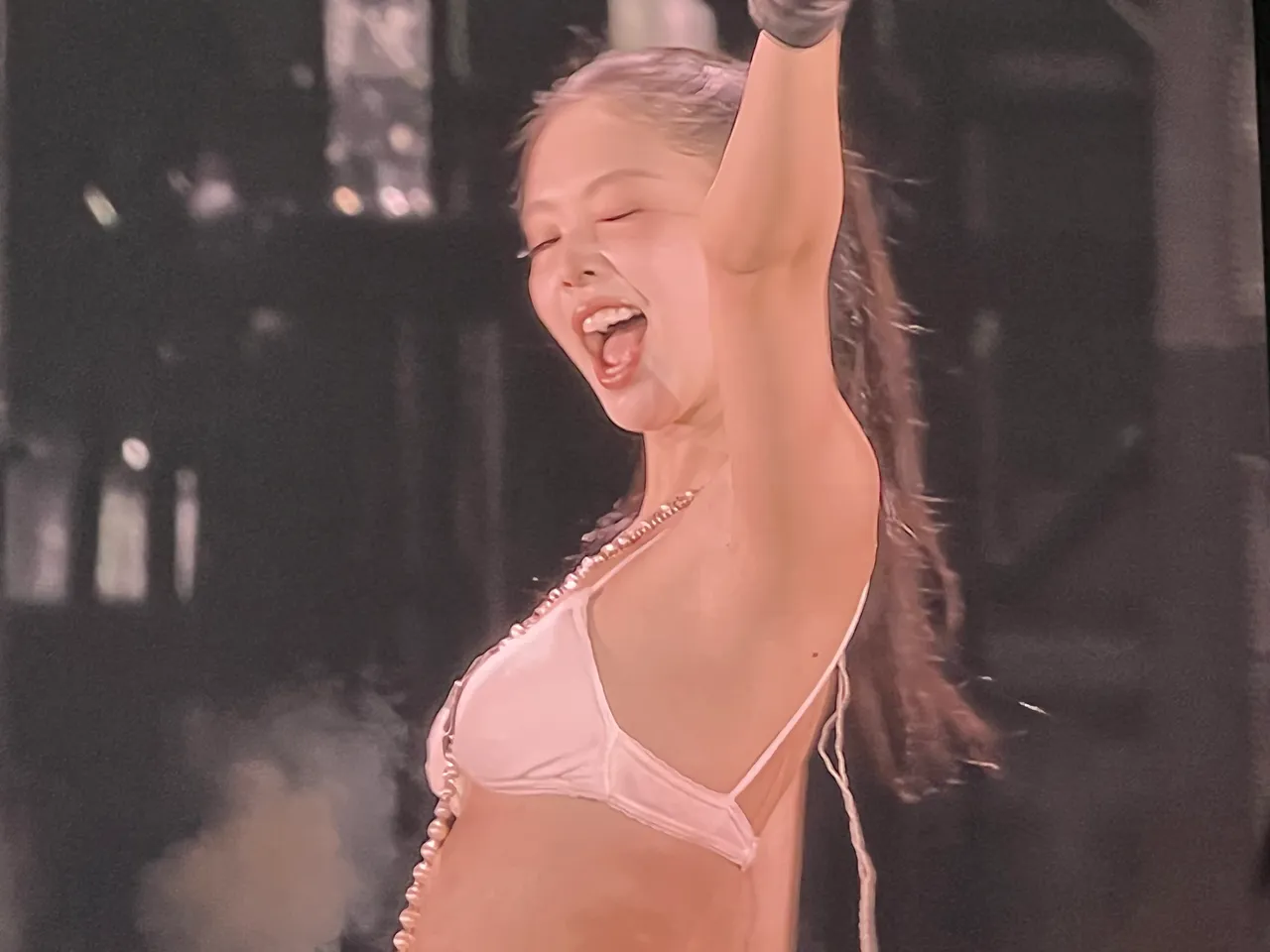 Jennie下台前送飞吻。读者提供