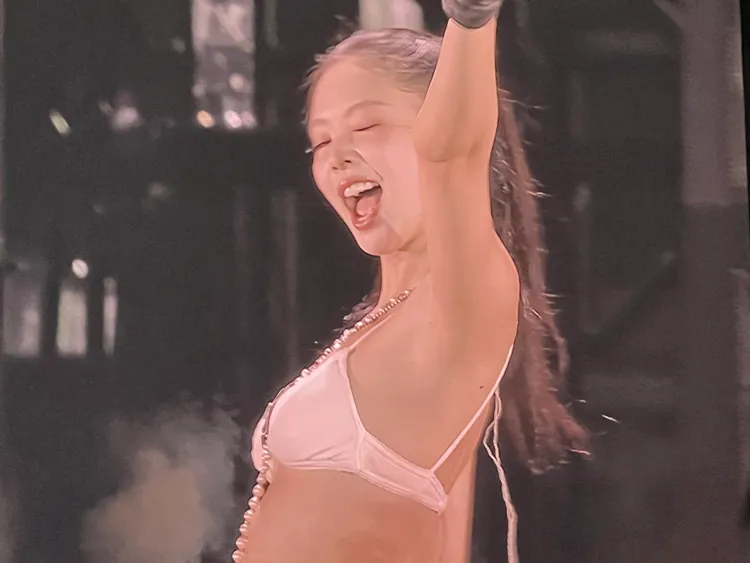 Jennie下台前送飛吻。讀者提供