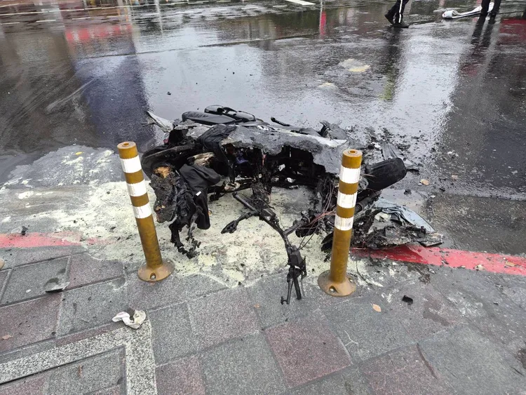 機車燒毀。翻攝畫面