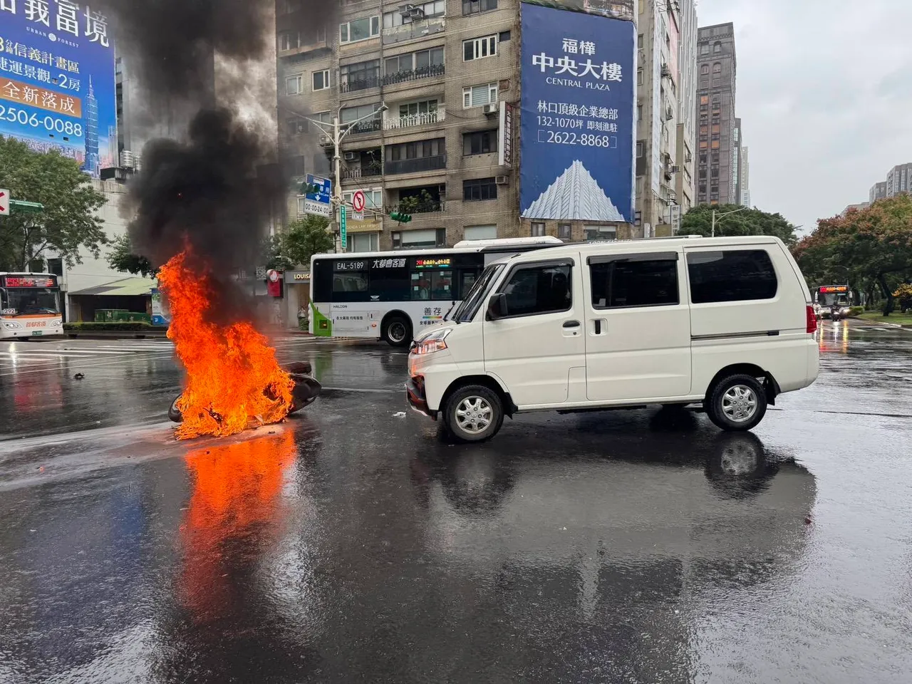机车烧成火球。翻摄画面