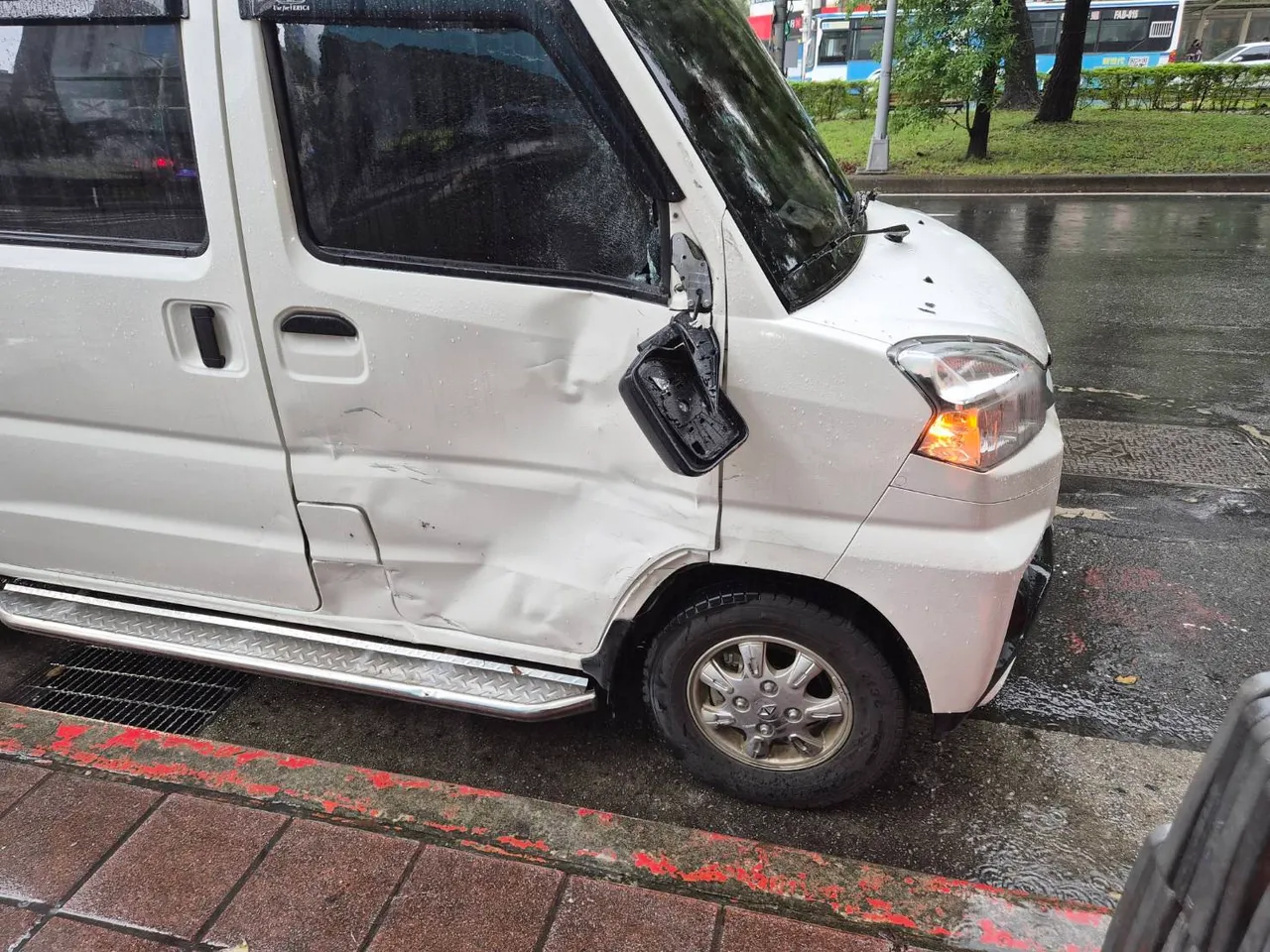 休旅车右侧遭撞。翻摄画面