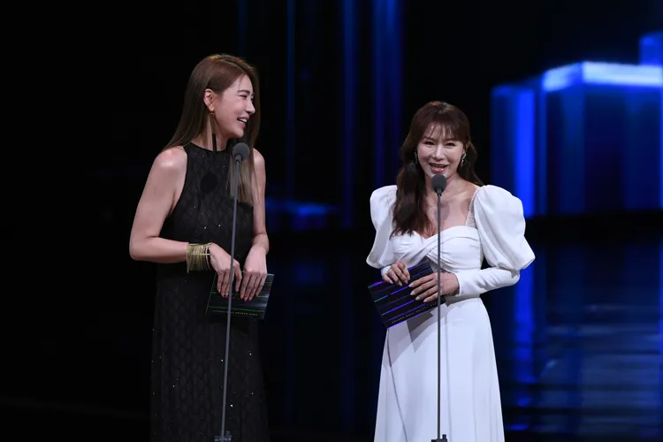 女星小禎和李佩甄妙語如珠。三立提供