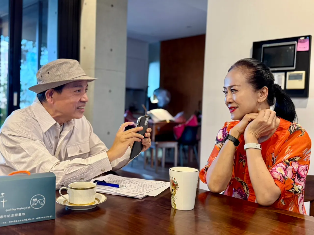 陈凯伦(左)和汤兰花日前在她竹北豪宅讨论明天现身公益演唱会的细节。陈凯伦影视工作室提供