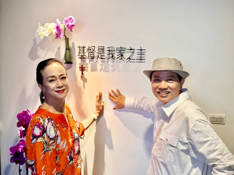 陳凱倫（右）和湯蘭花合影。陳凱倫影視工作室提供