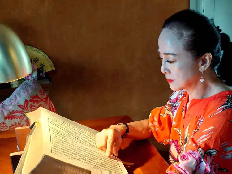 身為基督徒的湯蘭花，經常研讀聖經。陳凱倫影視工作室提供