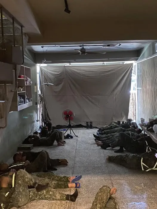 國軍弟兄們為災民們清淤重建家園，屋主特地找了一塊大布夾在門口，為辛苦的國軍們遮風擋沙。翻攝《爆料公社》社團