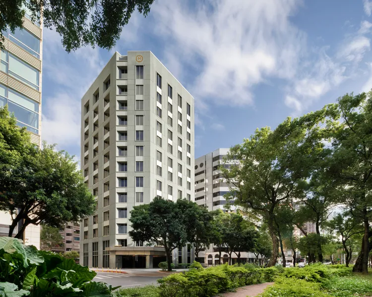 位於北市敦化南路上的「台北慕軒飯店，臻品之選」外觀。國泰飯店觀光事業提供