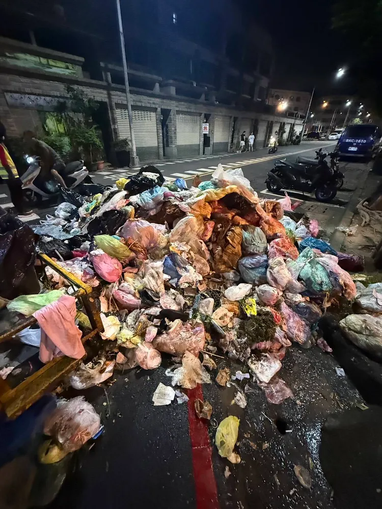 民眾將未熄滅煙火丟入垃圾車，隨即冒煙，駕駛趕緊傾卸移除。翻攝畫面