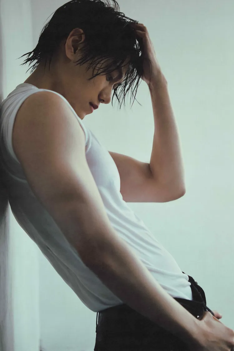 邱宇辰寫真集大展熟男魅力。百鴻揚娛樂提供