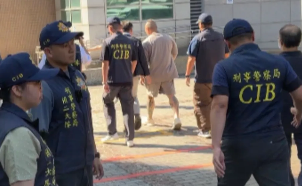 馆长进入刑事局制作笔录,一旁支持者在围墙外高喊「馆长加油」,笔录约20分钟内制作完毕。曾佳俊摄
