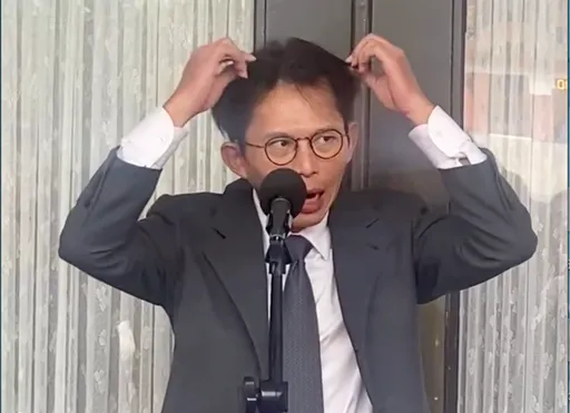 被爆禿頭戴髮片！黃國昌喊「我烏黑亮髮是真的」嗆記者上來鑑定