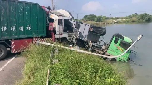 台南2貨櫃車碰撞!1車頭衝入魚塭 司機受困命危送醫