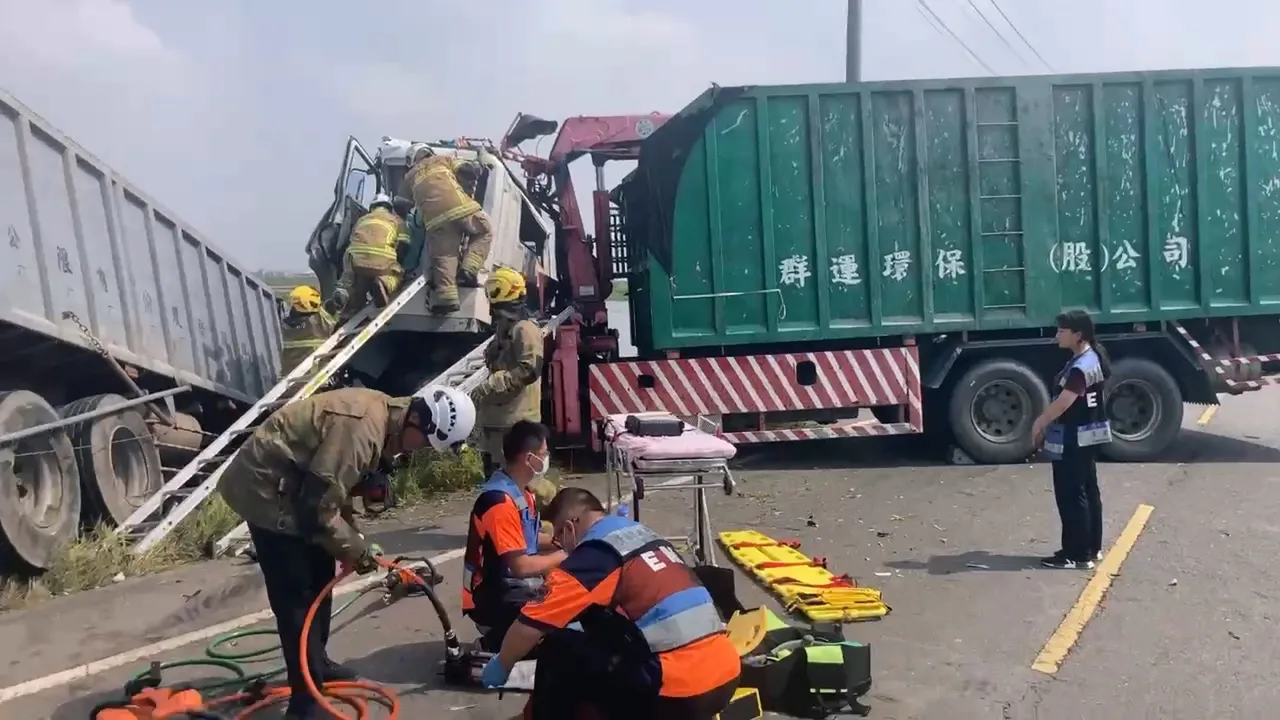 2輛大型貨車不明原因發生碰撞,1車衝入魚塭,司機受困命危送醫。翻攝畫面