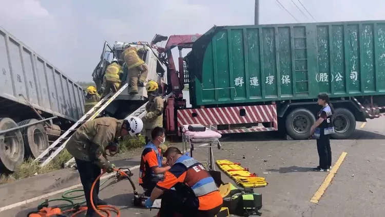 2輛大型貨車不明原因發生碰撞，1車衝入魚塭，司機受困命危送醫。翻攝畫面