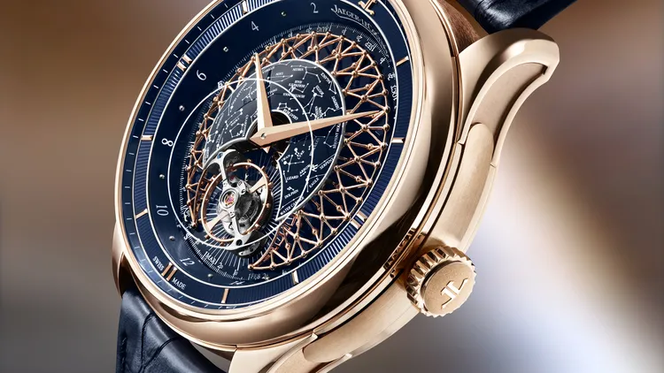 積家Master Hybris Artistica Calibre 945 超凡複雜工藝大師系列945型機芯腕錶，45mm， 18K玫瑰金錶殼，午夜藍色大明火琺瑯穹頂搭配金色金銀絲結構錶盤，藍色鱷魚皮錶帶，積家自製945型手動上鏈機械機芯，動力儲存40小時，防水深度50米，限量5只。品牌提供