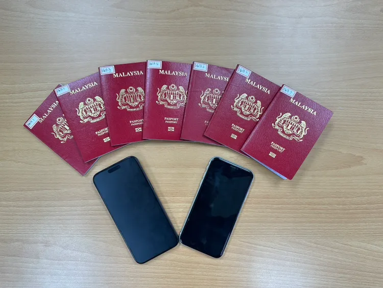 警方查獲多本護照。警方提供
