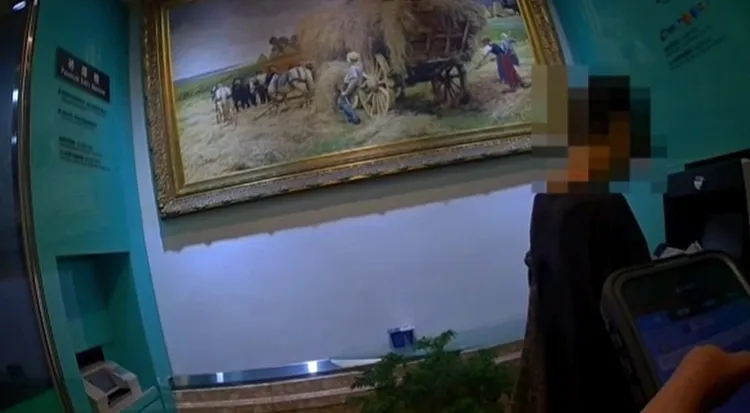 鍾姓車手提領時落網。警方提供