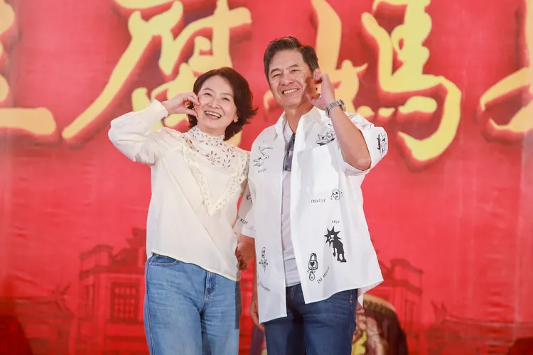 謝瓊煖（左）和洪都拉斯演夫妻。民視提供