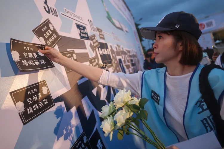 長榮航空馬拉松26日清晨在總統府前廣場舉行，桃園市空服員職業工會在背板上貼上訴求為長榮空服員發聲。中央社