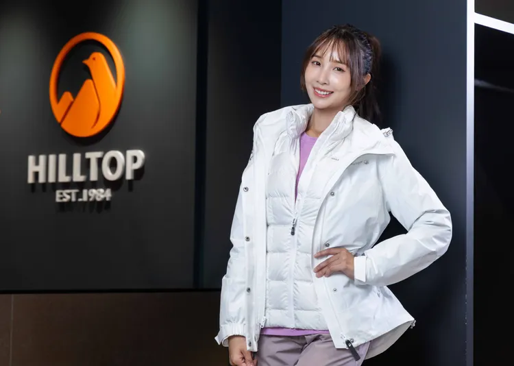 除了單件式穿法，還可外加GORE-TEX防水短大衣，更加完善防風、防水、保暖等機能效果。長褲則以彈性舒適材質、防風為主要機能訴求。業者提供