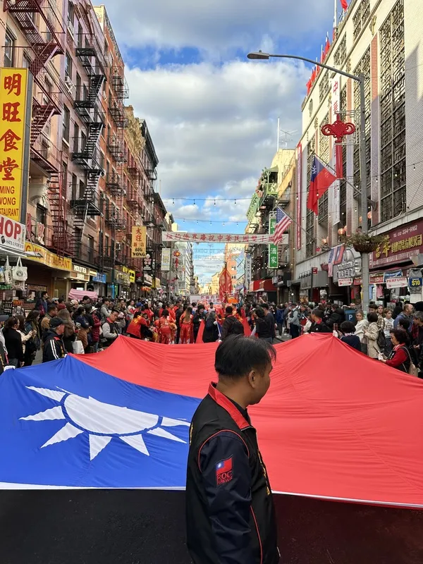 巨幅国旗出现在游行中。中央社