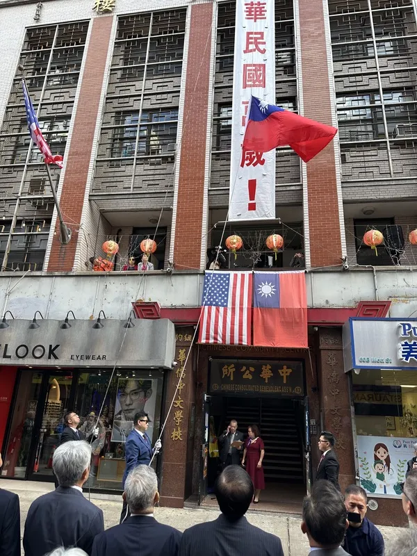 曼哈顿华埠中华公所前举行双十国庆升旗仪式。中央社