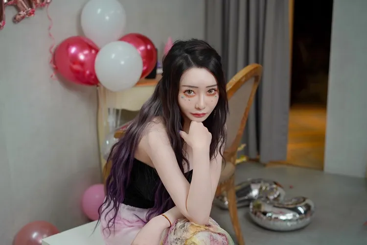 沈娜娜身高166公分,体重40公斤,拥有32D、23、31的好身材,偶像是明日花绮罗。沈娜娜/璃奈酱提供