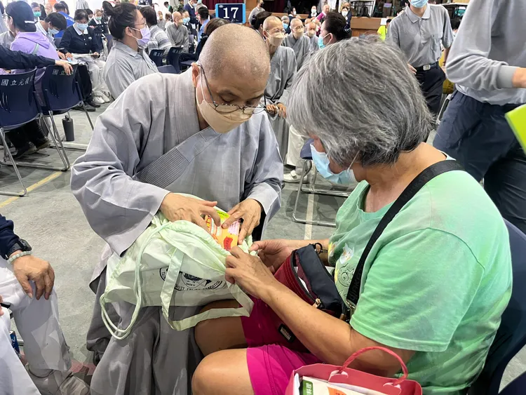 慈濟精舍法師發放中秋祝福禮給災民。慈濟基金會提供